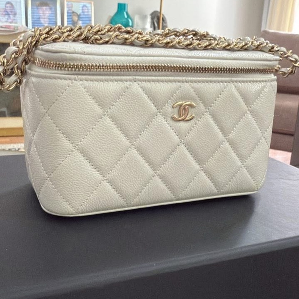 Chanel Grey vanity With Chain New - Picture 1 of 5
